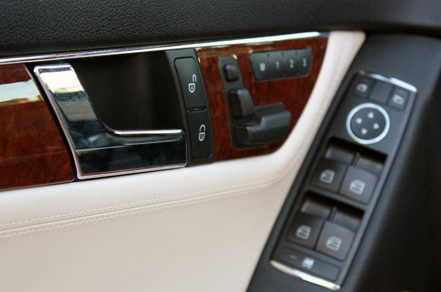  Mercedes-Benz C63 AMG Performance Pack 2011 года  (фото 10 из 39)